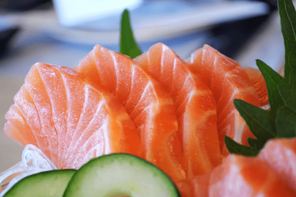 Organizando e Armazenando Peixes Frescos para Delivery de Comida Japonesa