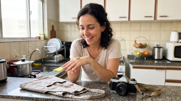 Mulher sorrindo pensando em como descobrir sua paixão